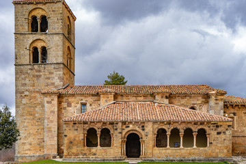 Iglesia románica de Jaramillo de la Fuente. Vista de la entrada porticada y de la torre