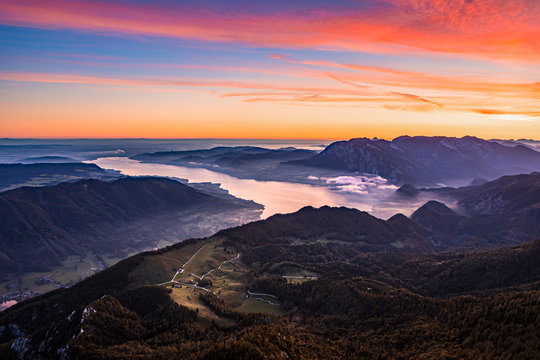 Austria, Schafberg, Hollengebirge, Lake?Attersee?at sunrise