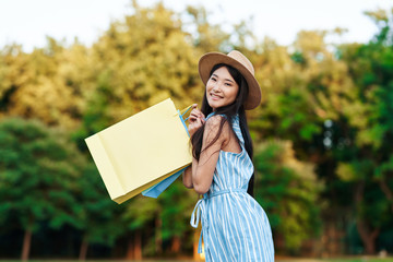 Naklejka premium woman with credit card in park