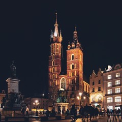 Fototapeta na wymiar St. Mary's Basilica, Krakow. Night view.