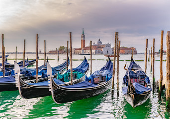 Fototapeta premium Gondole na wodzie w Wenecji, Włochy. Z kościołem San Giorgio Maggiore w tle.