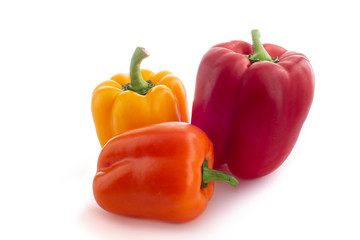 Pimiento morrón de varios colores agrupados con fondo blanco. Concepto de comida saludable.