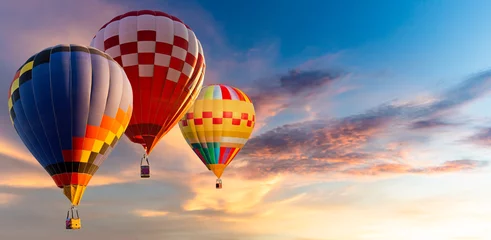 Poster Im Rahmen Heißluftballons der schönen Landschaft, die bei Sonnenuntergang über den Himmel fliegen © minicase