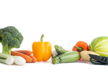 Grupo de verduras de diferentes tipos y colores sobre fondo blanco