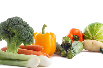 Grupo de verduras de diferentes tipos y colores sobre fondo blanco