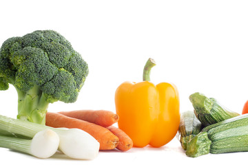 Grupo de verduras de diferentes tipos y colores sobre fondo blanco