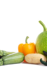 Grupo de verduras de diferentes tipos y colores sobre fondo blanco