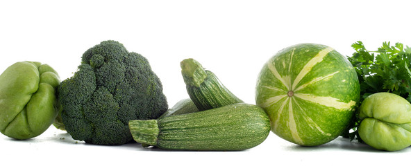 Grupo de verduras de diferentes tipos y colores sobre fondo blanco