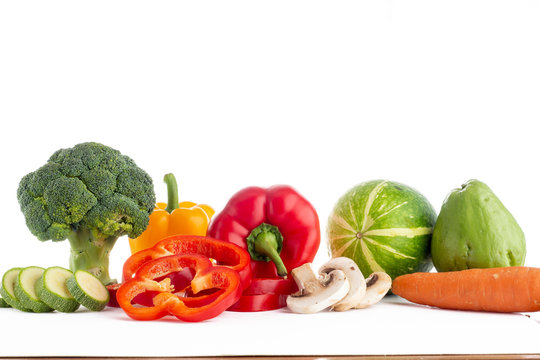 Verduras de diferentes tipos y colores sobre fondo blanco