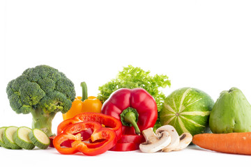 Grupo de verduras de diferentes tipos y colores sobre fondo blanco