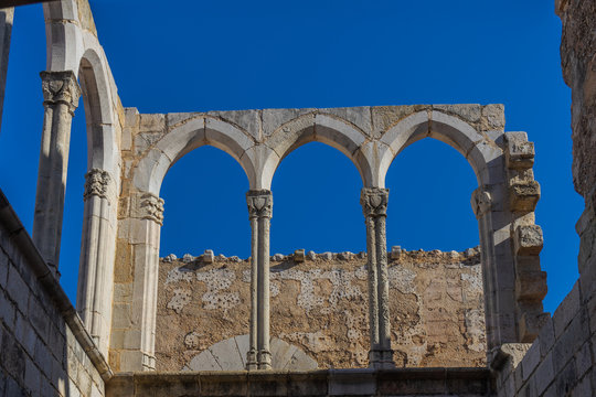 Arcos g&oacute;ticos del claustro superior del monasterio cisterciense de Simat de la Valldigna.