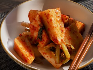 한국의 전통음식 신선한 무 김치 