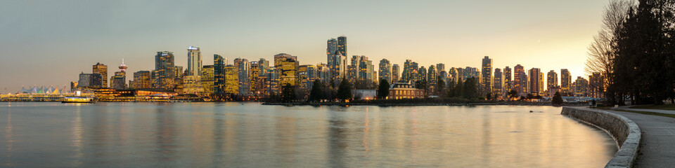 Fototapeta premium Piękny widok na panoramę miasta Vancouver Widok ze Stanley Park