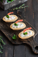 Tartlets with spicy cheese cream and shrimp