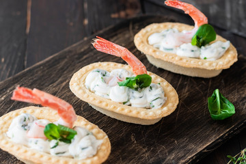 Tartlets with spicy cheese cream and shrimp