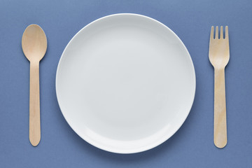 皿とフォークとスプーン
