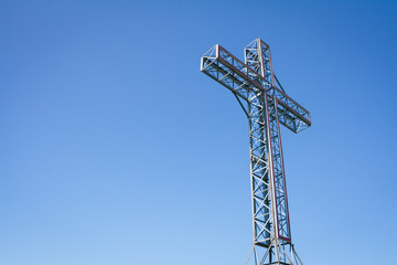 Naklejka premium Cross structure in blue sky
