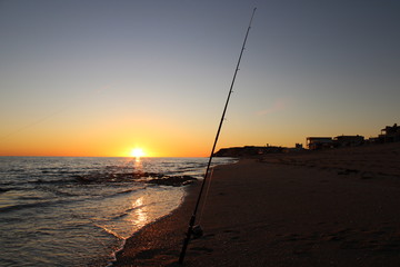 pesca playa atardecer