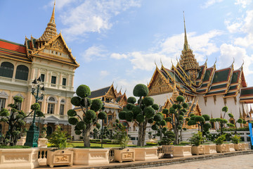 Fototapeta premium Grand palace and Wat phra keaw or Temple of the Emerald Buddha is one of the most important Buddhist temples, Bangkok, Thailand 