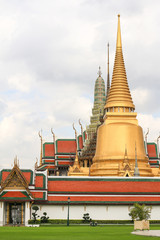 Fototapeta premium Grand palace and Wat phra keaw or Temple of the Emerald Buddha is one of the most important Buddhist temples, Bangkok, Thailand 