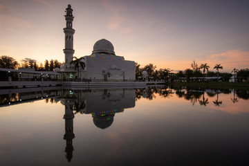 Naklejka premium Morning scenery over the white floating mosque.