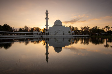 Obraz premium Morning scenery over the white floating mosque.