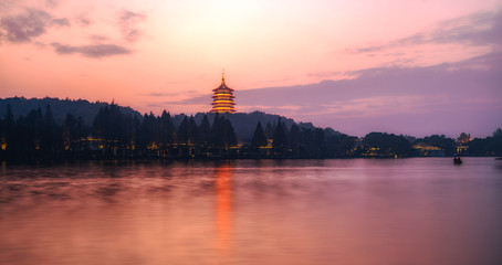 Fototapeta na wymiar Beautiful architectural landscape of West Lake in Hangzhou at night..