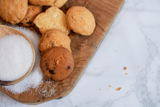 Many Homemade Cookies On A Wooden Tray The Main Ingredient Is Sugar. Pieces That Are Soft And Gentle Require Baking Soda. Placed On A Marble Floor.