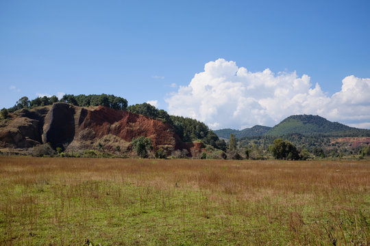 Paisaje de valle y monta&ntilde;a en Michoacan