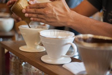 make coffee by dripper V60