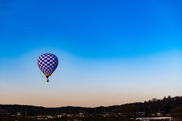 朝焼けのバルーンフェステバルで大空に舞う美しい熱気球