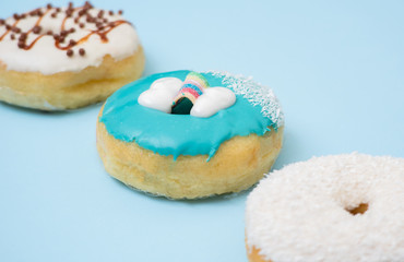 Obraz na płótnie Canvas Flat lay of donut on blue background