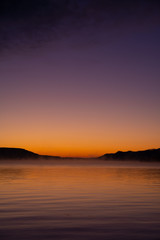 早朝の屈斜路湖。湖面に映る夜明けの空。