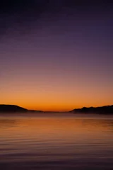 Tuinposter 早朝の屈斜路湖。湖面に映る夜明けの空。 © Masa Tsuchiya