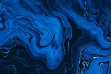 Handgemalter Hintergrund mit gemischten flüssigen blauen und goldenen Farben. Klassische blaue Farbe des Jahres 2020. Abstrakte flüssige Acrylmalerei. Marmorierter blauer abstrakter Hintergrund. Flüssiges Marmormuster © Mirror Flow