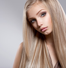 Naklejka premium Pretty face of teen girl with long white hair