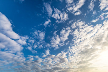 Naklejka na ściany i meble Blauer Himmel und Wolken für Hintergrund