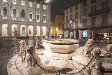 Naklejka premium BERGAMO WŁOCHY: Górne miasto Bergamo nocą to miasto w alpejskim regionie Lombardii w północnych Włoszech 22 listopada 2019 r.