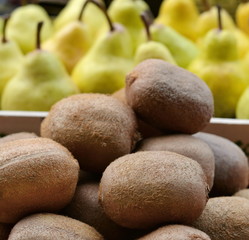 Fresh kiwi and pear markets