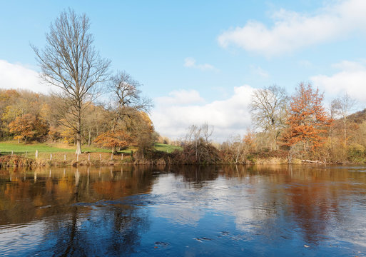 Au fil de l'eau. Le cours de la Sioule &agrave; Rouzat en Allier entre B&egrave;gues et Saint-Bonnet-de-Rochefort