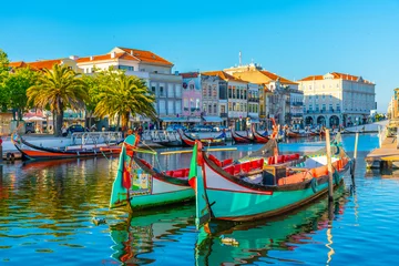 Fotobehang Moliceiro boten aanmeren langs het centrale kanaal in Aveiro, Portugal © dudlajzov