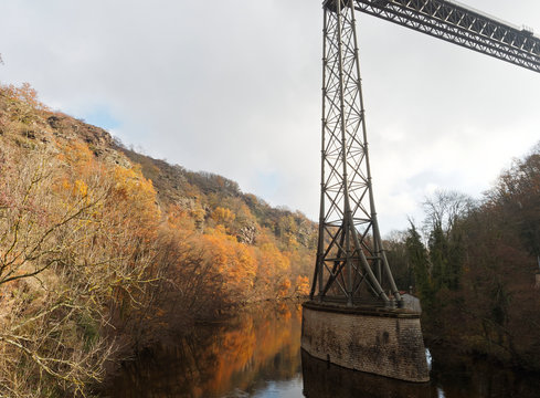 Viaduc de Rouzat en Allier. Pile du centrale du pont en ma&ccedil;onnerie et poutre m&eacute;tallique dans la sioule face au pont routier de la d&eacute;partementale n&deg; 37