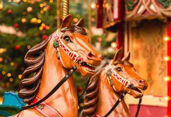 Kinder Pferdekarussell auf dem Hamburger Weihnachtsmarkt am Rathausmarkt Hamburg