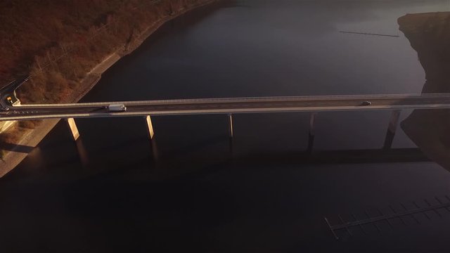 LKW Verkehr &uuml;ber einer Br&uuml;cke