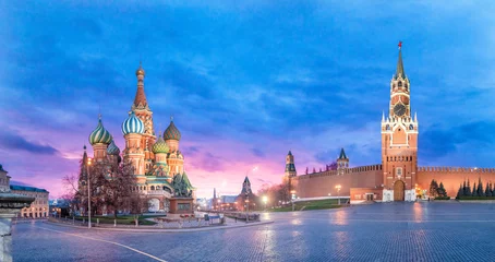 Schilderijen op glas Bezienswaardigheden Van Moskou, Rusland. Panoramisch uitzicht op het Kremlin van Moskou en de kathedraal van Vasili de Gezegende, bekend als de Sint-Basiliuskathedraal. Prachtig uitzicht op de zonsopgang van de Russische hoofdstad. Panorama © mitzo_bs