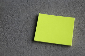 Post-it giallo su tavolo il pietra