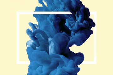 Abstrakte klassische blaue 2020-Farbfarbe isoliert auf weißem Hintergrund. Flüssigkeitszusammensetzung und Farbspritzer. Minimales natürliches Konzept. © stanislav_uvarov