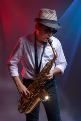 Fototapeta na wymiar Junger Saxophonist bei Konzert auf der Bühne