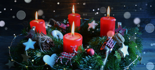 Vierter Advent - Adventskranz mit brennenden Adventskerzen - Weihnachten Hintergrund Banner  -...