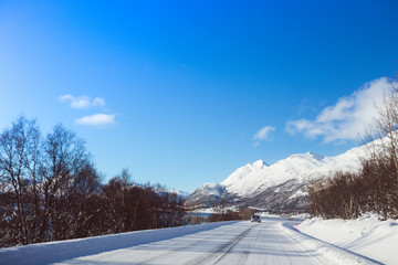 Obraz premium road at the norwegian mountains